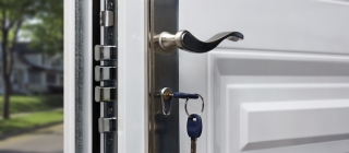 Los cerrajeros alertan este mes del posible aumento de robos en los domicilios