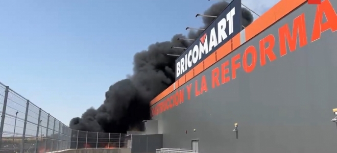 Arde el almacén de Bricomart de Alcorcón en un incendio “de gran virulencia”